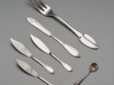 cinq fourchettes, deux cuillères et une cuillère sur une table