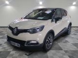 la voiture blanche est garée sur un sol en damier dans le garage