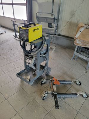 une machine posée sur le sol d'une pièce