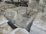 une pièce remplie d'une multitude de matelas et d'autres objets