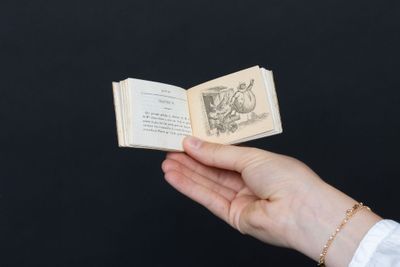 une personne tenant un livre ouvert à la main