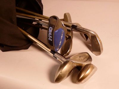 Wilson. Neuf clubs de golf dans leur sac de transport. - Photo 1