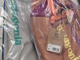 une pile de bagages emballés dans du plastique