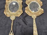 deux miroirs anciens en laiton, ornés de motifs élaborés sur fond noir