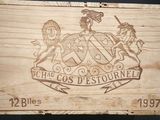 une boîte en bois sur laquelle est représenté un blason
