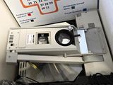 un appareil photo posé sur une boîte à côté d'un clavier