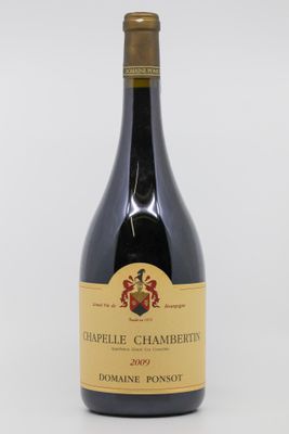 la bouteille de vin est posée sur la table, prête à être consommée