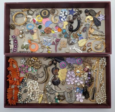 une boîte en bois remplie de bijoux variés, posée sur une table
