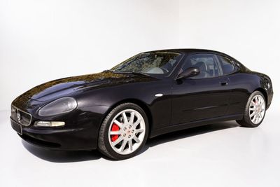 une image représentant une voiture de sport noire sur fond blanc