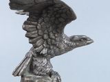 une statue représentant un aigle perché au sommet d'un rocher