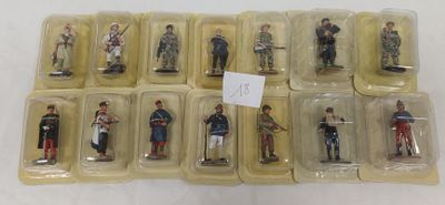de nombreuses figurines de soldats dans des boîtes en plastique