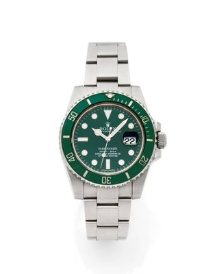 un gros plan d'une montre-bracelet au cadran vert