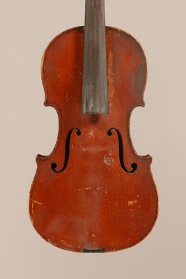 gros plan d'un violon avec un archet sur fond blanc