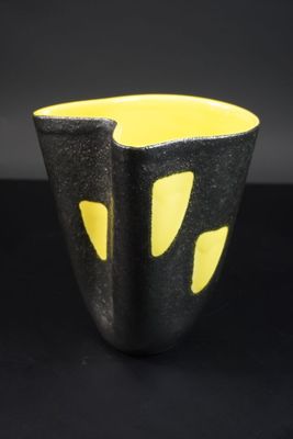 ELCHINGER. Vase mouchoir en céramique noir et jaune.