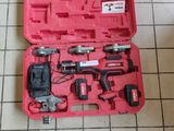 une boîte à outils rouge contenant des outils, posée sur un sol carrelé
