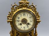 une horloge en or posée sur une table