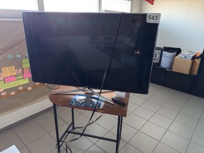 un téléviseur à écran plat posé sur un support dans une pièce