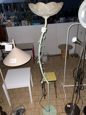 une lampe posée sur un pied au milieu d'une pièce