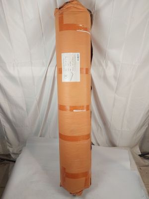 un grand objet orange posé sur une surface blanche dans une pièce