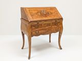 un petit bureau en bois avec un tiroir