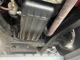 vue du pot d'échappement d'une voiture et du tuyau d'échappement