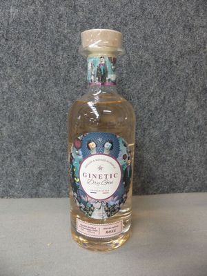 une bouteille de ginette posée sur une table
