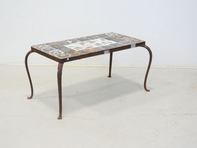 une petite table avec un plateau en carrelage posée sur un sol blanc