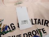 a t - shirt with a tag on it that says tag & tare