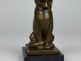 statue en bronze représentant un chat assis sur un socle noir