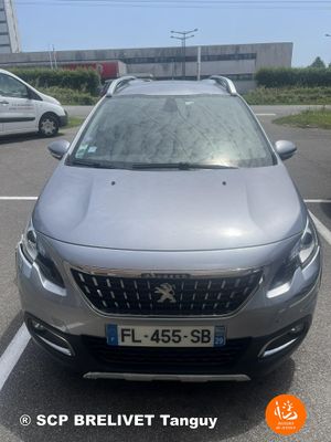 l'avant d'une voiture argentée garée dans un parking