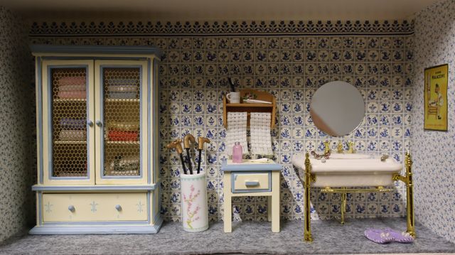 Diorama. Composition miniature, dans une vitrine en bois, vitre e...