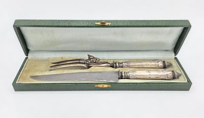 des couverts dans une boîte contenant un couteau et une fourchette