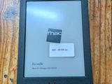 une photo d'un Kindle posé sur une table en bois