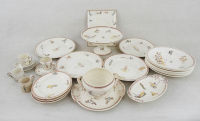 beaucoup d'assiettes et de tasses sur la table