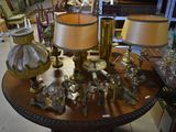 a table that has a lot of different lamps on it
