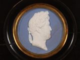 portrait d'une femme de profil dans un cadre bleu et or