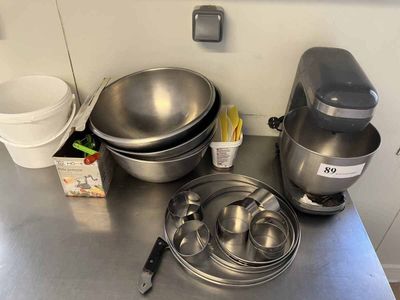 de nombreux bols et casseroles posés sur le plan de travail de la cuisine