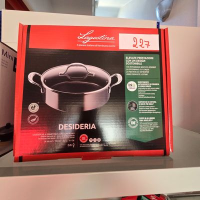 une boîte posée sur une étagère de magasin, fermée par un couvercle