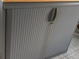 une armoire grise avec un plateau en bois, posée sur un sol carrelé