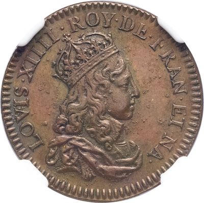 Gros plan sur une pièce de monnaie ornée d'une couronne