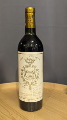 une bouteille de vin posée sur une table