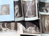 beaucoup de vieilles photos sur la table ensemble