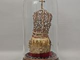 une cloche en verre renfermant une horloge