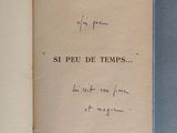 un livre ouvert avec une écriture dessus, posé sur une table