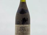 une bouteille de vin posée sur une table