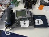 un téléphone posé sur un bureau à côté d'un sac de bonbons