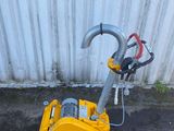 a machine that is sitting on the ground next to a building