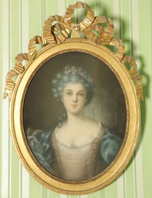 portrait d'une femme en robe bleue et d'un chat dans un cadre doré
