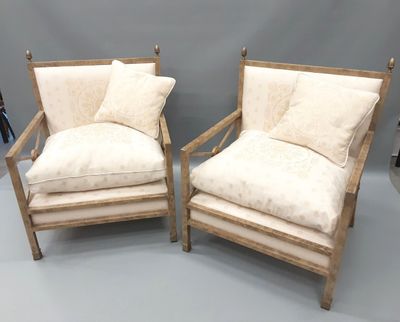 Paire de fauteuils en métal cérusé à décor de croisillons. D…