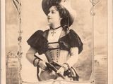 une vieille photo d'une femme en robe et avec un chapeau
